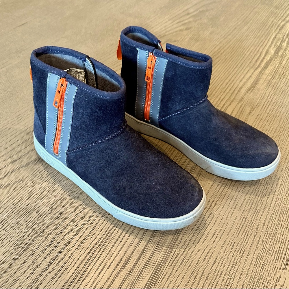 Boys Uggs Adler shoe/boot 4 big kid